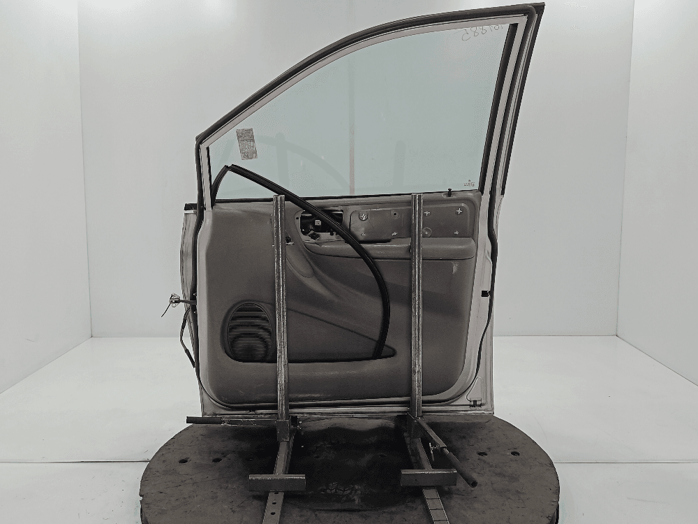 Дверь передняя правая к Chrysler Voyager 4 (01-04)