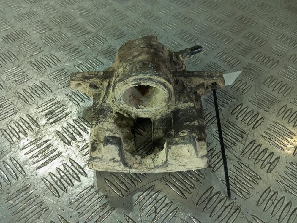 Суппорт передний правый к Peugeot 307 (01-05)