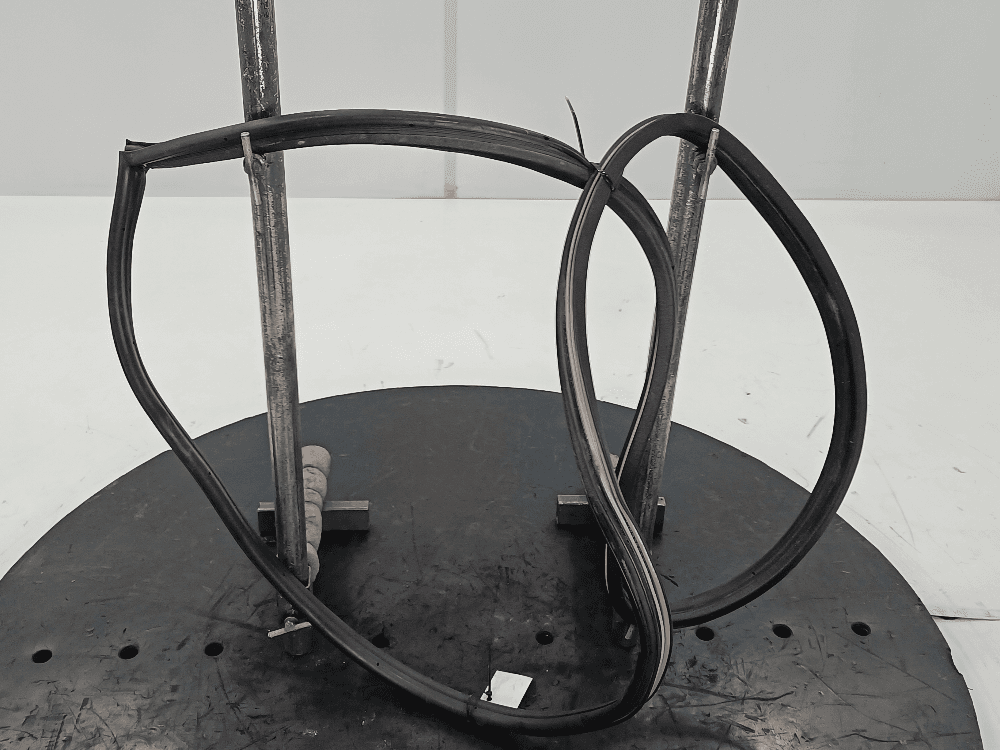 Уплотнитель двери передней правой к Audi 80 B4 (91-96)