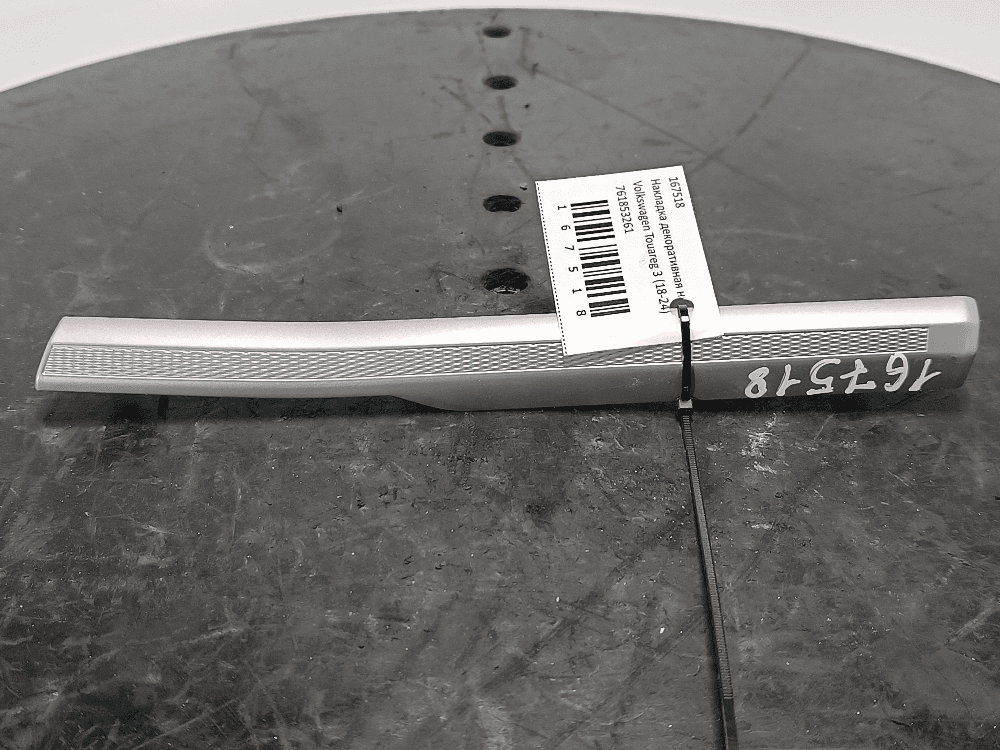 Накладка декоративная на торпедо к Volkswagen Touareg 3 (18-24)