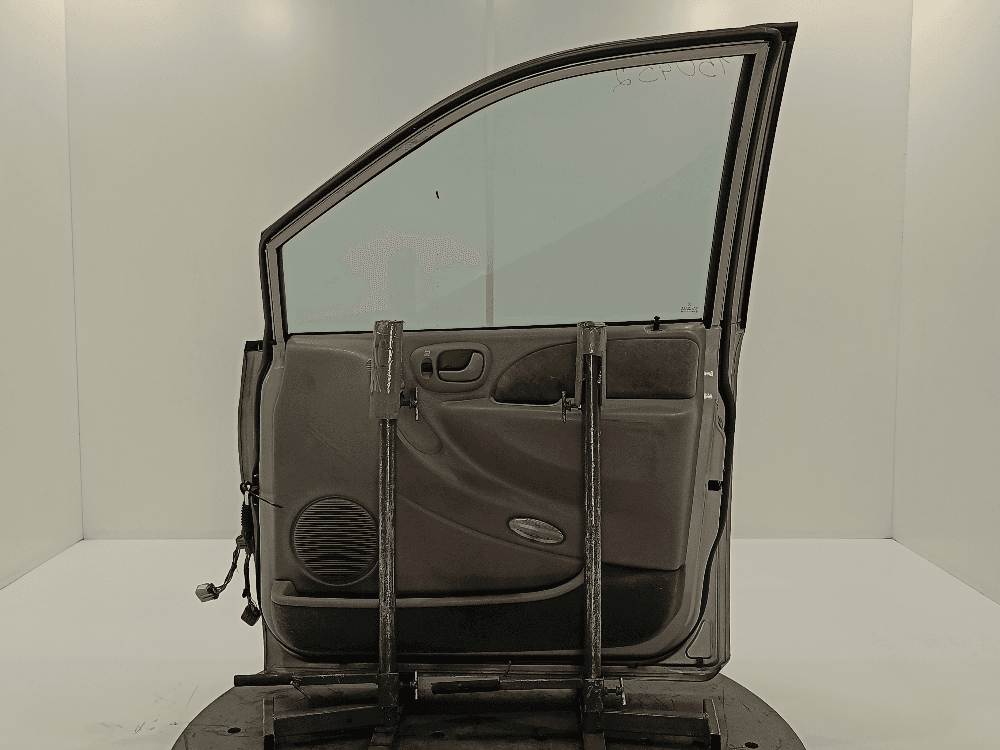 Дверь передняя правая к Chrysler Voyager 4 (01-04)