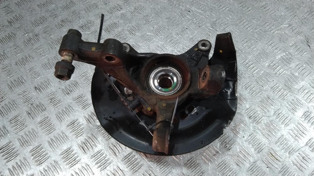 Кулак поворотный левый к Toyota Voxy R70 (07-10)