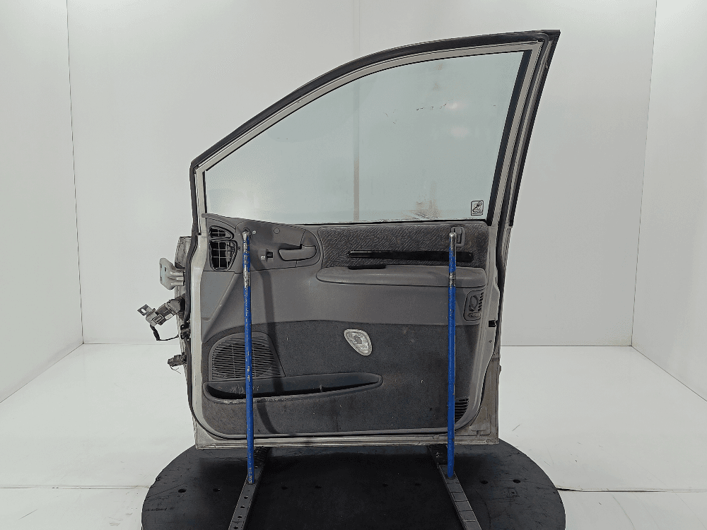 Дверь передняя правая к Chrysler Voyager 3 (95-01)