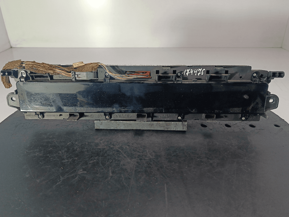 Щиток приборов (приборная панель) к Renault Scenic 2 (03-06)