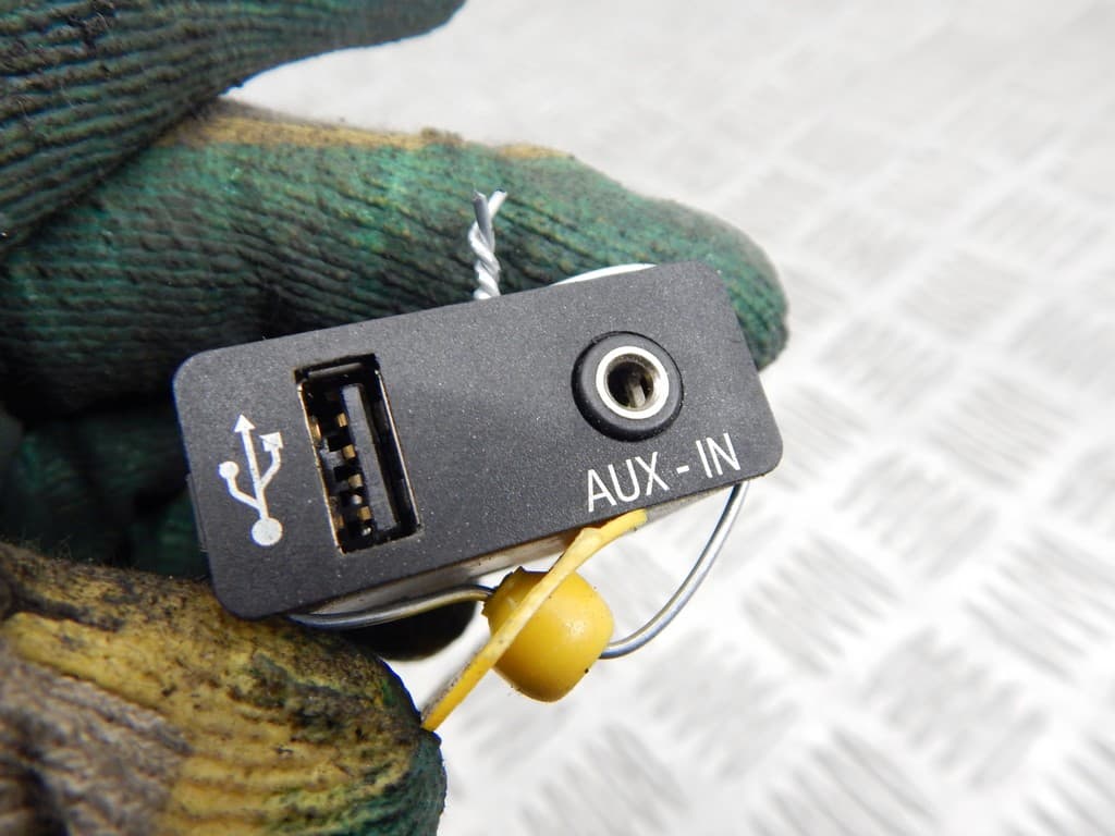 Разъем AUX / USB к BMW X1 E84 Рестайлинг (12-15)