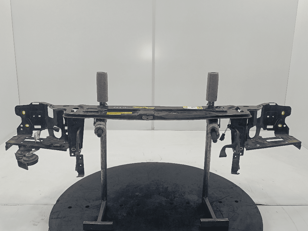 Передняя панель крепления облицовки (телевизор) к Volvo XC90 1 (02-06)