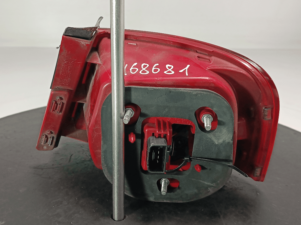 Фонарь задний левый к Volkswagen Passat B6 (05-10)