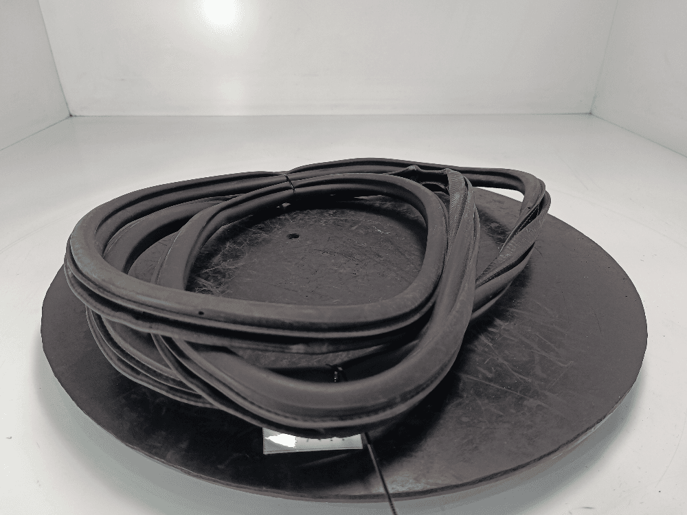 Уплотнитель двери передней правой к Volkswagen Touareg 3 (18-24)