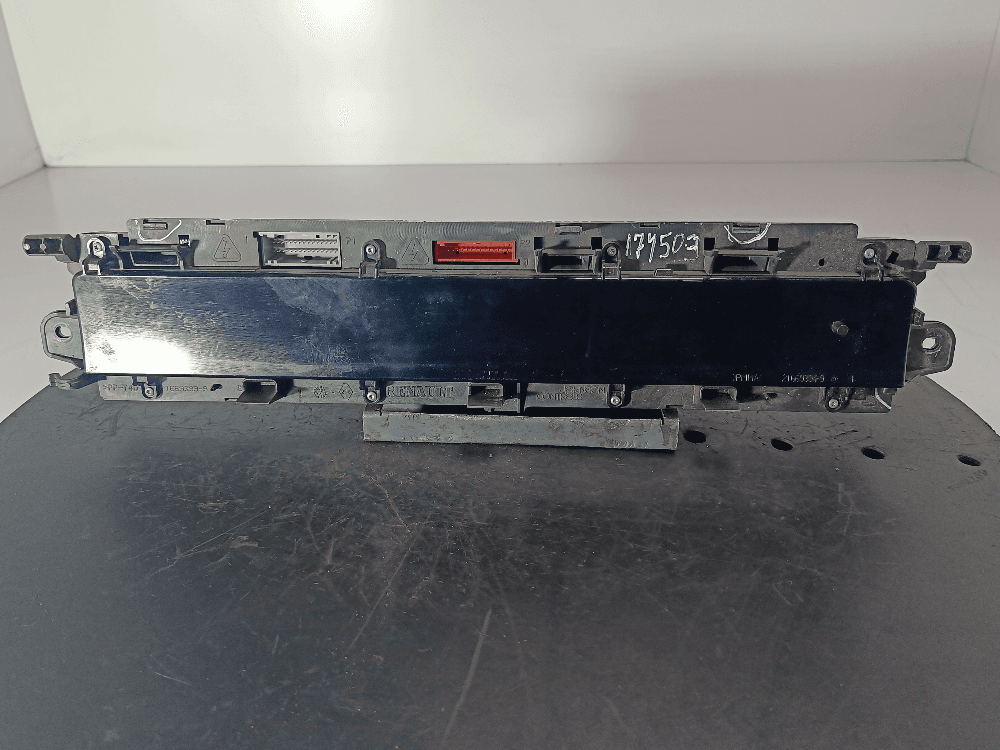 Щиток приборов (приборная панель) к Renault Scenic 2 (03-06)