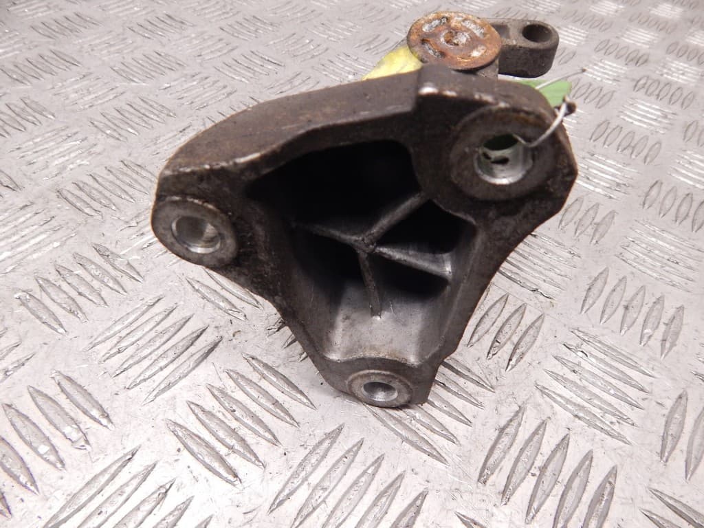 Кронштейн двигателя к Volkswagen Golf 3 (91-99)