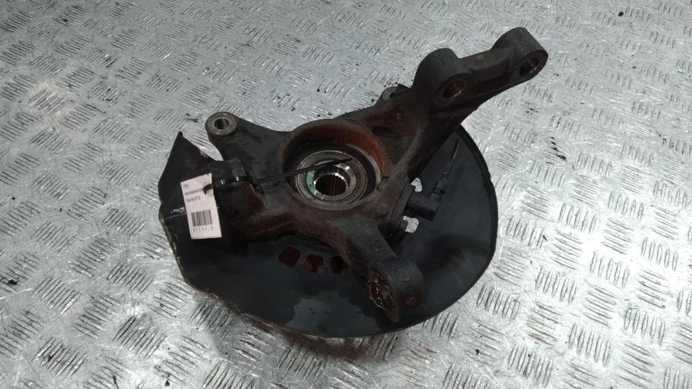 Кулак поворотный правый к Toyota Voxy R70 (07-10)