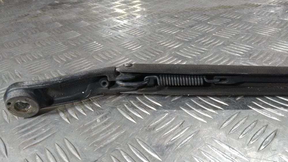Щеткодержатель (поводок стеклоочистителя, дворник) к Nissan  Primera P12 (02-08)