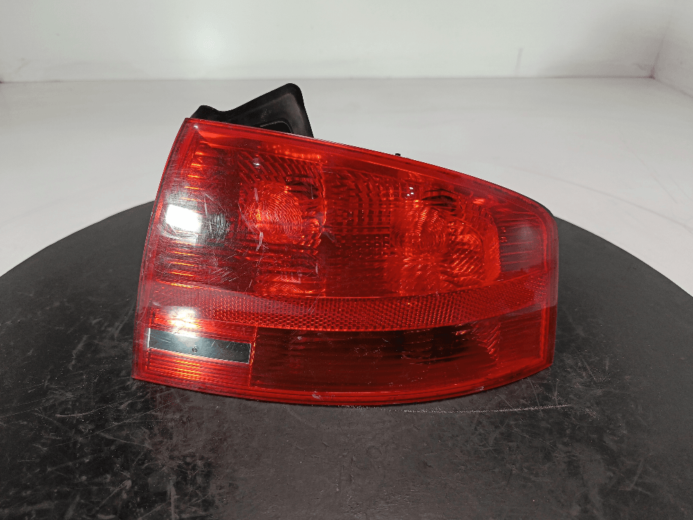 Фонарь задний правый к Audi A4 B7 (04-09)