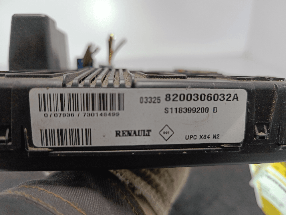 Блок предохранителей к Renault Scenic 2 (03-06)