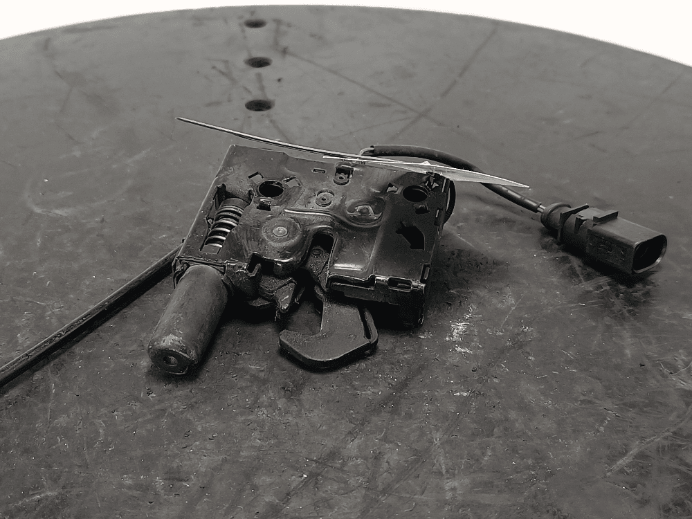 Замок капота к Volkswagen Touareg 3 (18-24)