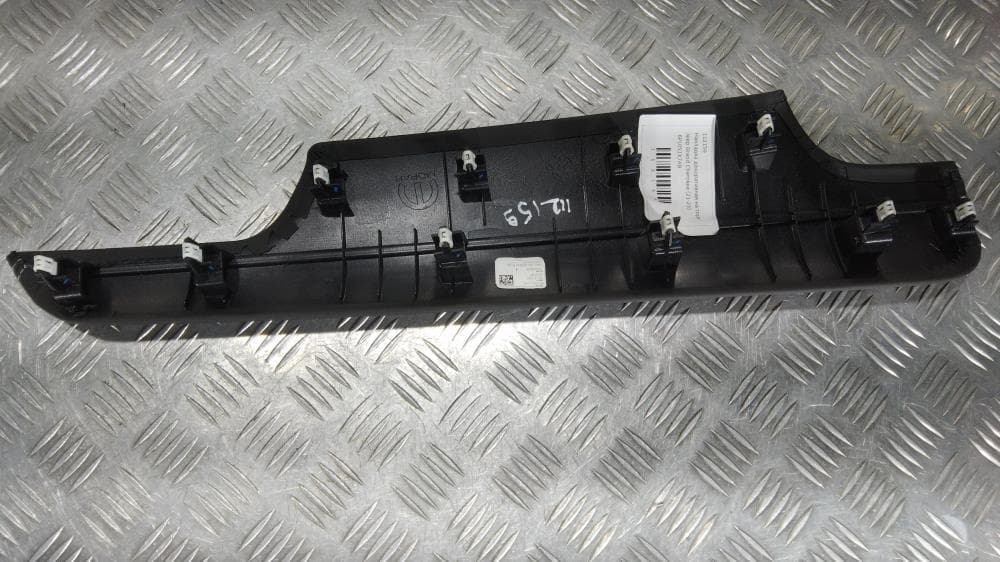 Накладка декоративная на торпедо к Jeep Grand Cherokee WL (21-24)