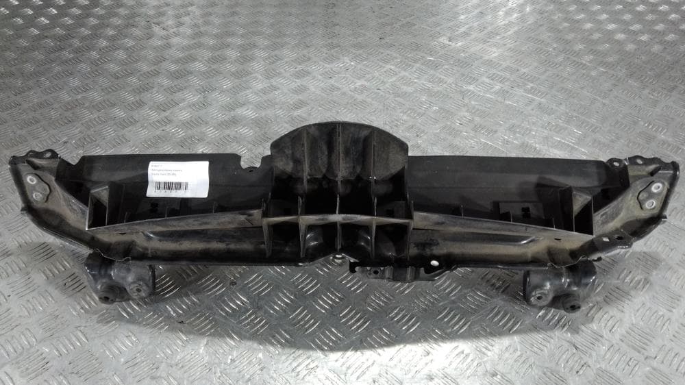 Накладка замка капота к Toyota Yaris 2 (05-09)