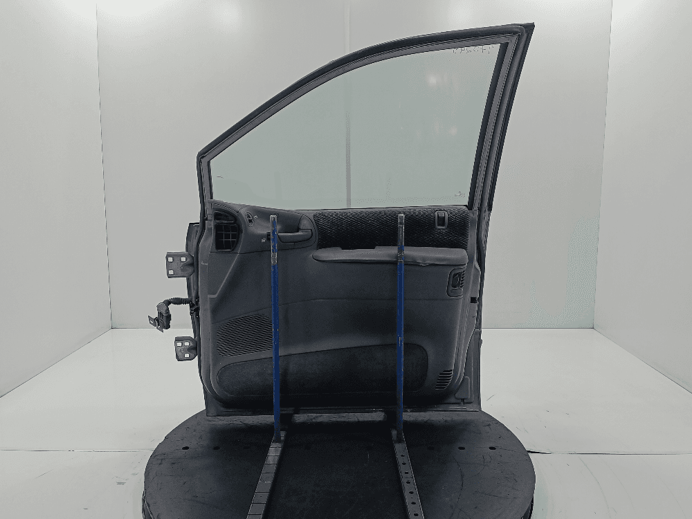 Дверь передняя правая к Chrysler Voyager 3 (95-01)