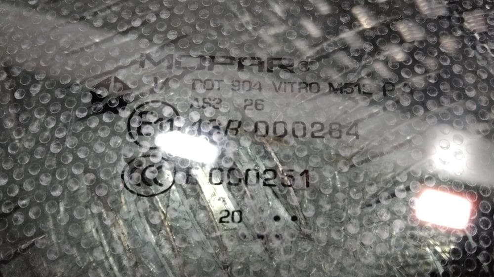 Стекло кузовное боковое левое к Jeep Grand Cherokee WL (21-24)