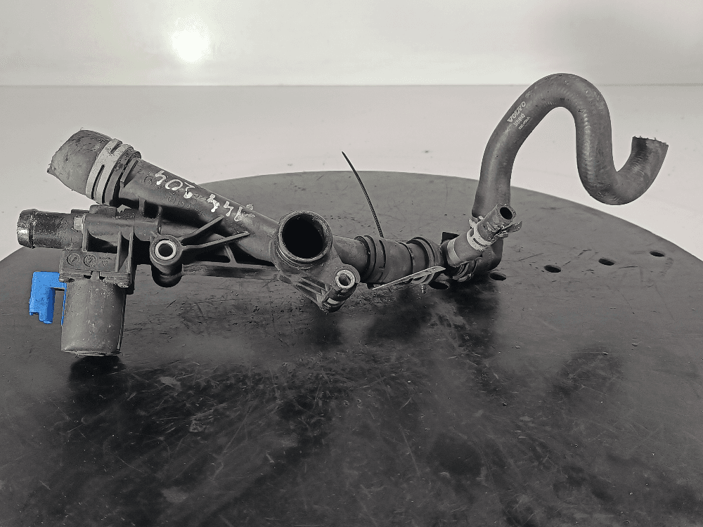 Фланец (тройник) системы охлаждения к Volvo V40 2 (12-16)