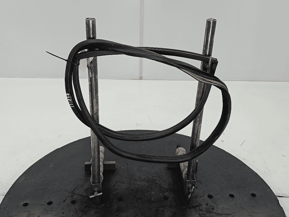 Уплотнитель двери задней левой к Audi 80 B4 (91-96)