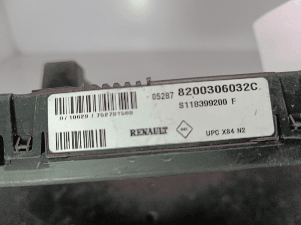 Блок предохранителей к Renault Scenic 2 (03-06)