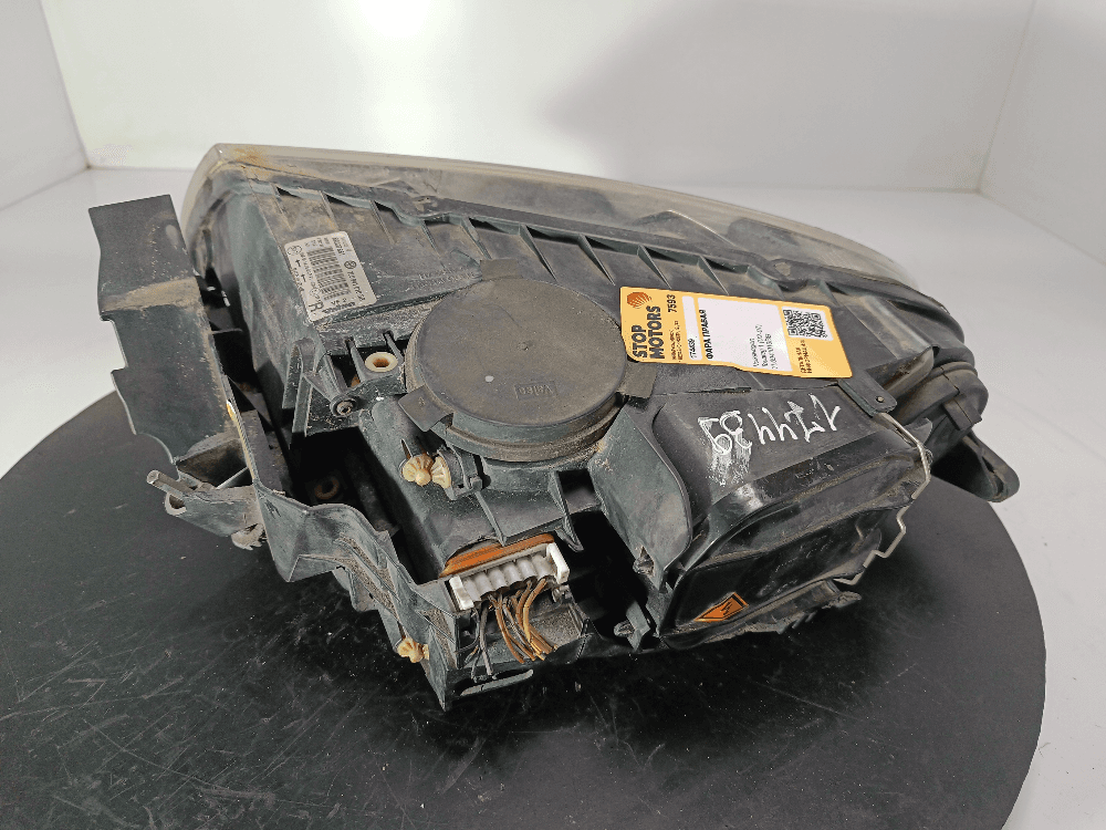 Фара правая к Volkswagen Touareg 1 (02-07)