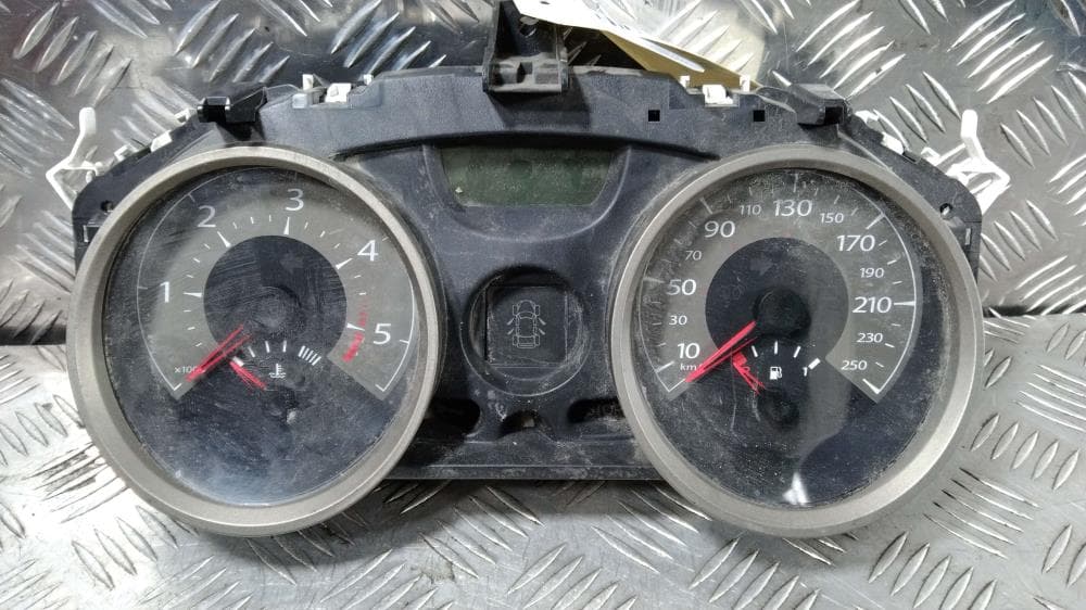 Щиток приборов (приборная панель) к Renault Megane 2 (02-06)