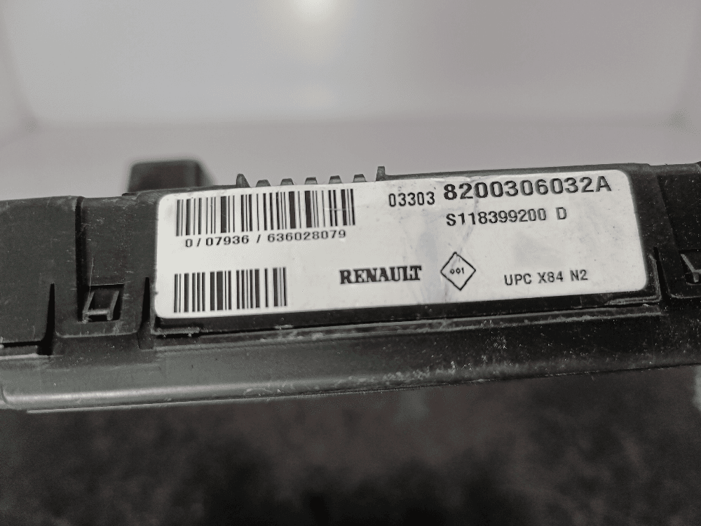 Блок предохранителей к Renault Scenic 2 (03-06)