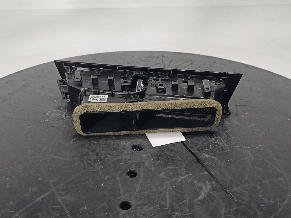 Дефлектор обдува салона к Volkswagen Touareg 3 (18-24)