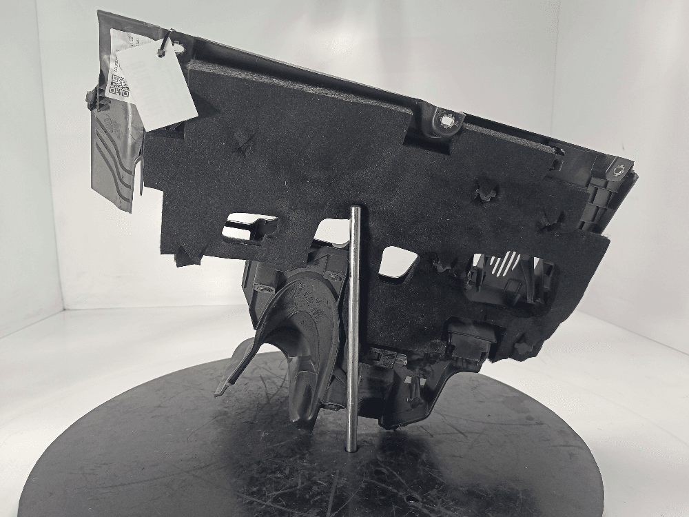 Накладка декоративная на торпедо к Volkswagen Touareg 3 (18-24)