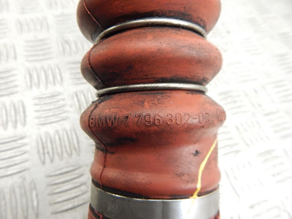 Патрубок интеркулера к BMW 7 E65/E66 (01-05)