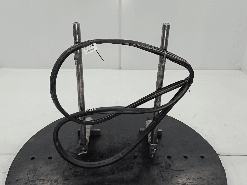 Уплотнитель двери передней левой к Audi 80 B4 (91-96)