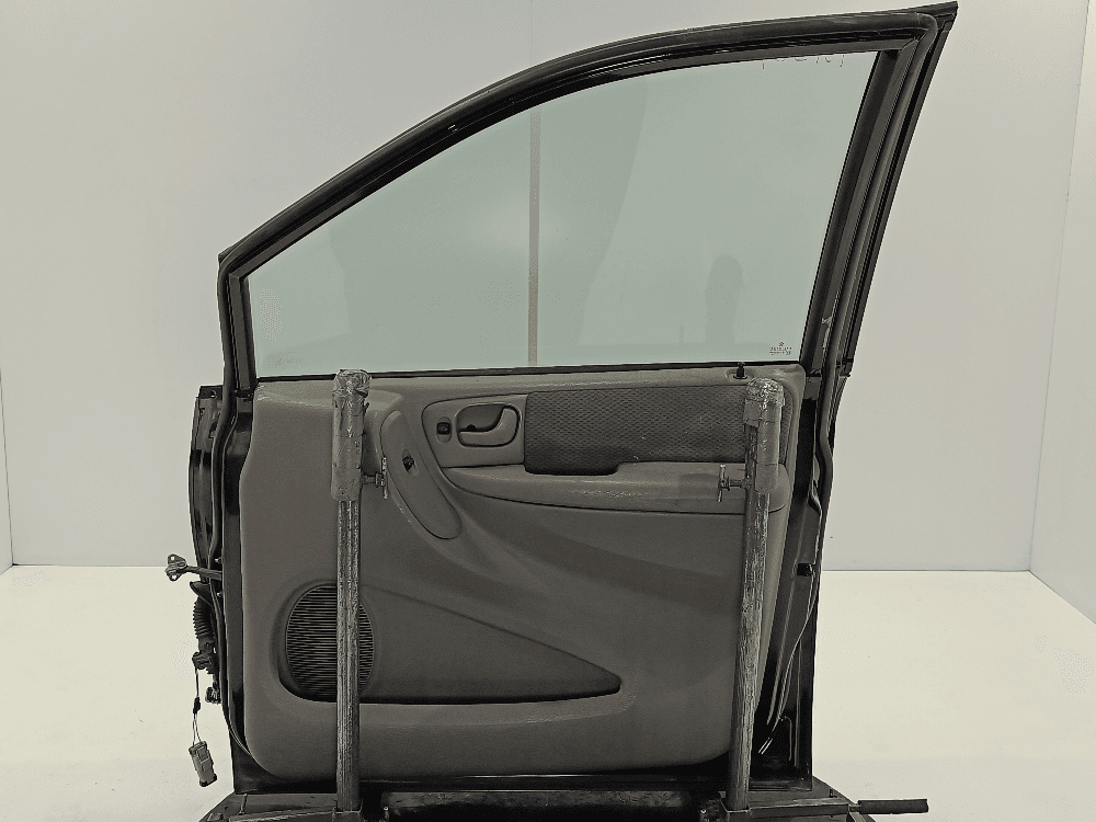 Дверь передняя правая к Chrysler Voyager 4 (01-04)
