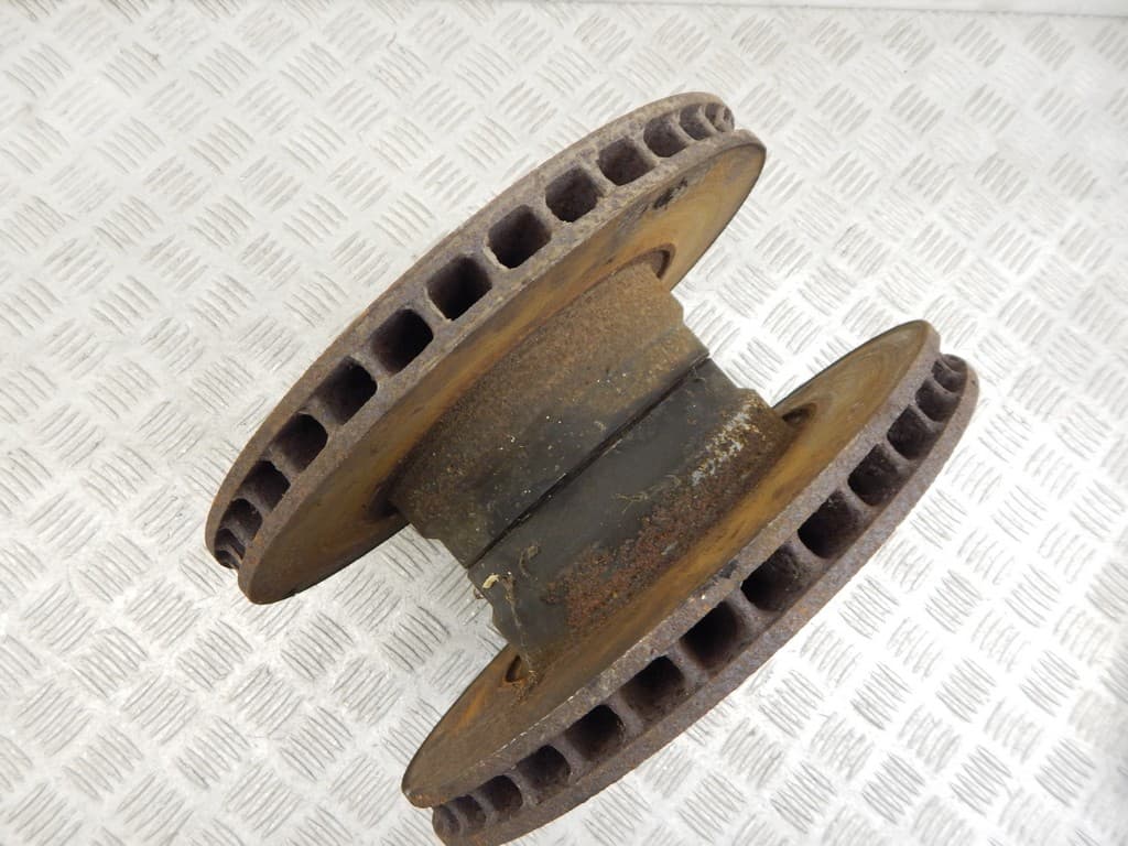 Диск тормозной передний к BMW 7 E38 (94-98)