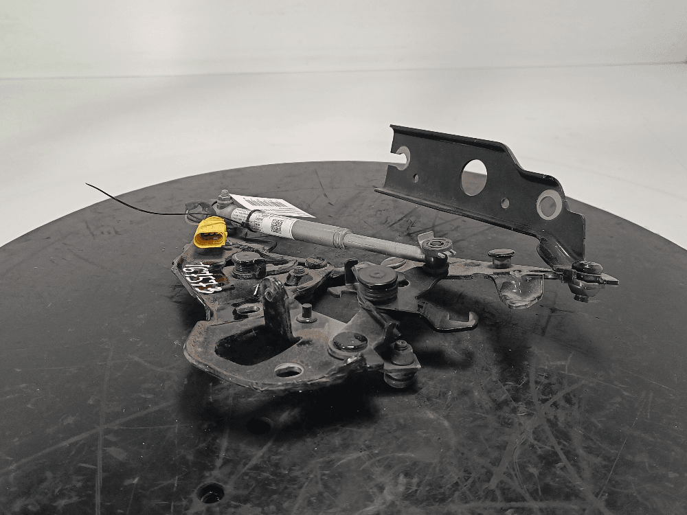 Петля капота правая к Volkswagen Touareg 3 (18-24)