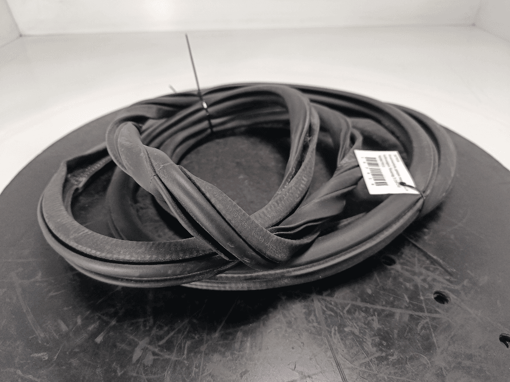 Уплотнитель двери передней левой к Volkswagen Touareg 3 (18-24)