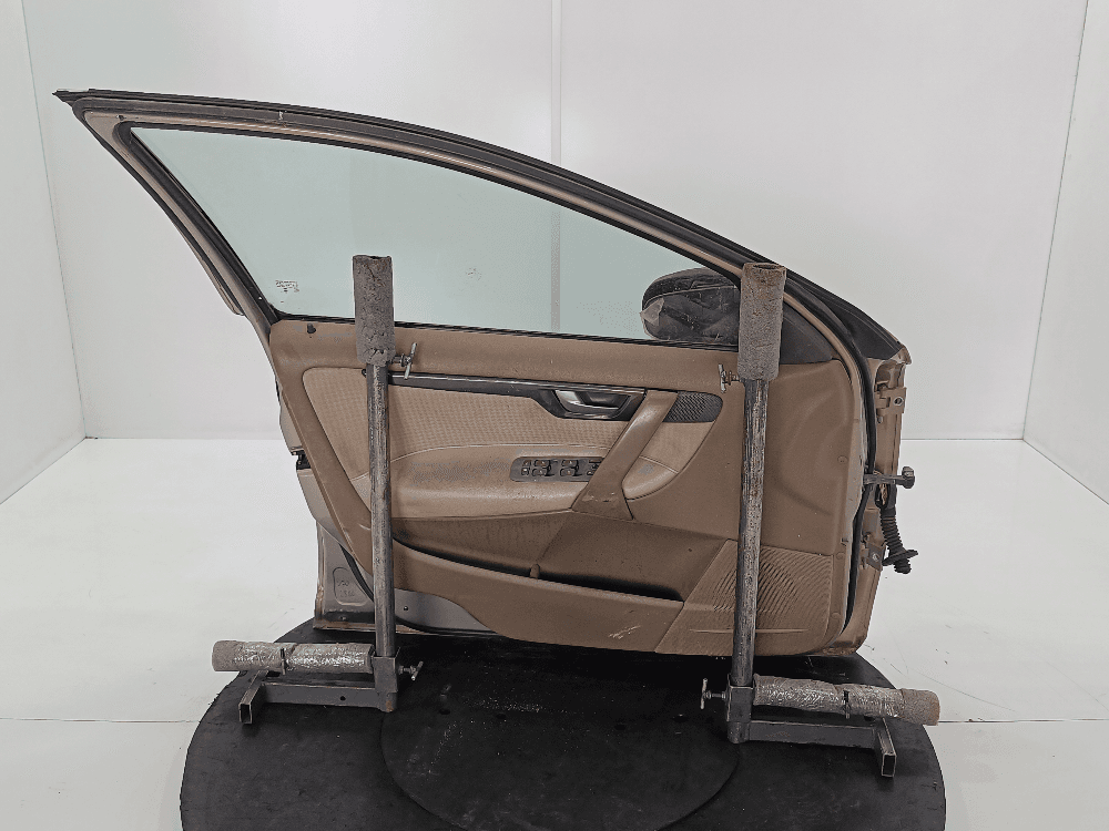 Дверь передняя левая к Volvo V70 2 (00-05)