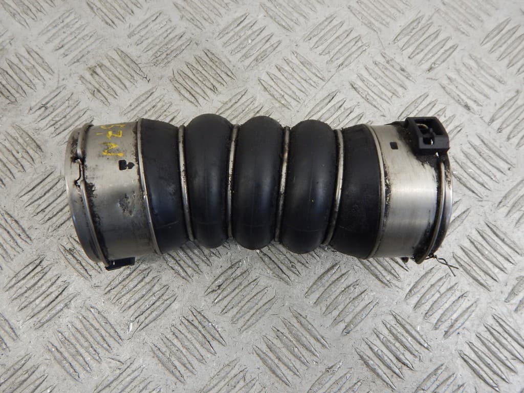 Патрубок интеркулера к BMW 5 F10/F11/F07 (09-13)