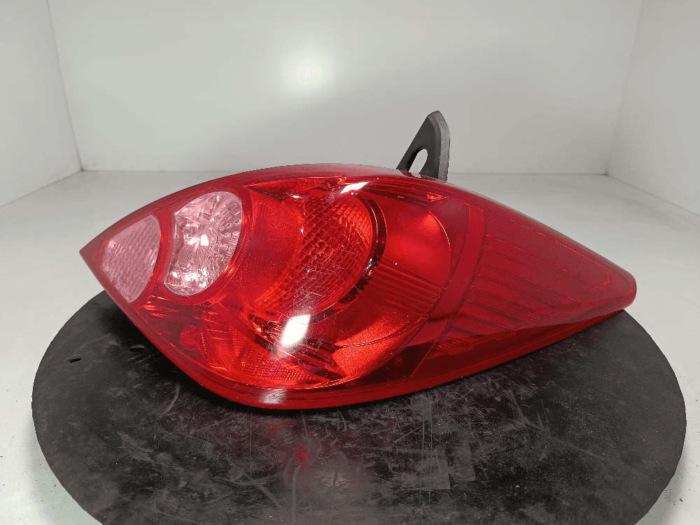Фонарь задний правый к Nissan  Tiida C11 (04-08)