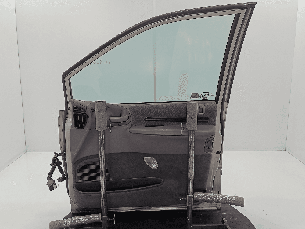 Дверь передняя правая к Chrysler Voyager 3 (95-01)