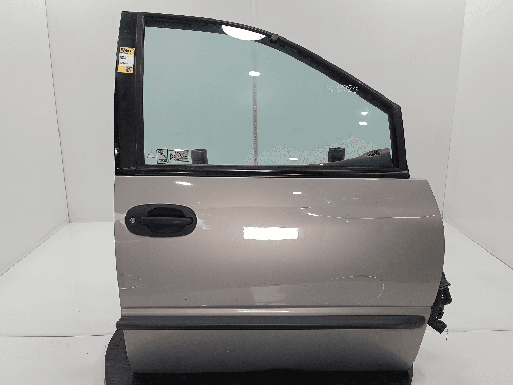 Дверь передняя правая к Chrysler Voyager 3 (95-01)