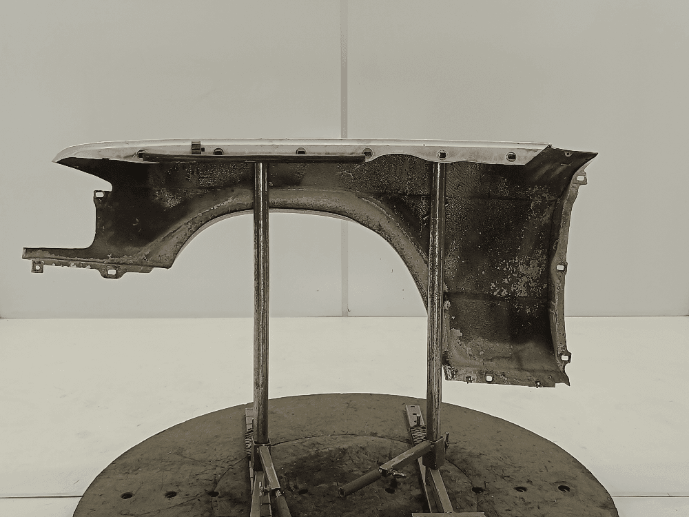 Крыло переднее правое к Mercedes 190 W201 (82-93)