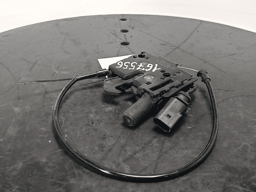 Замок капота к Volkswagen Touareg 3 (18-24)