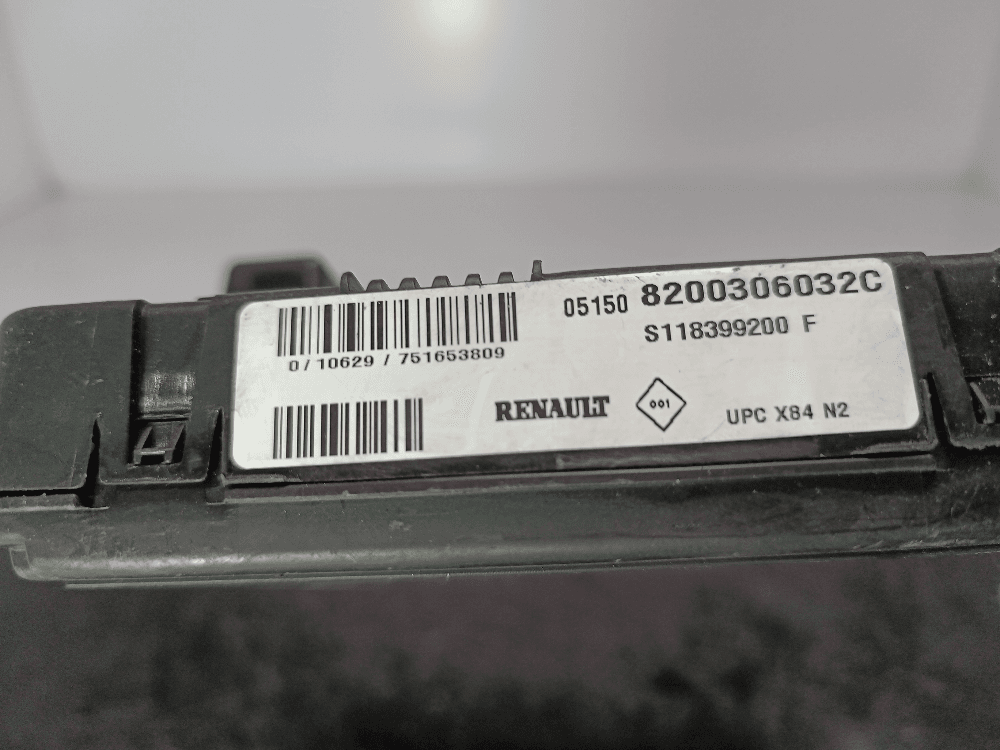 Блок предохранителей к Renault Scenic 2 (03-06)