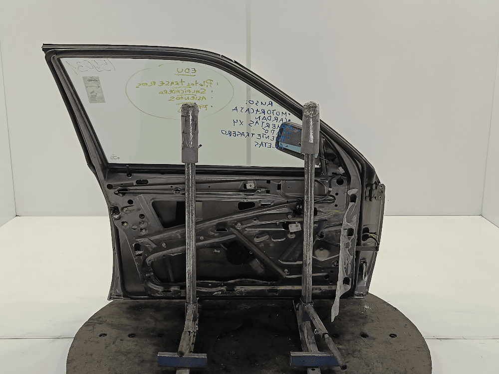 Дверь передняя левая к Mercedes 190 W201 (82-93)