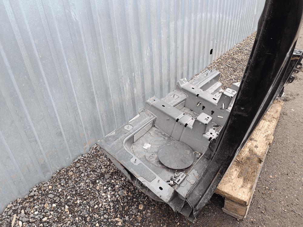 Стойка кузовная центральная правая к Volkswagen Touareg 3 (18-24)