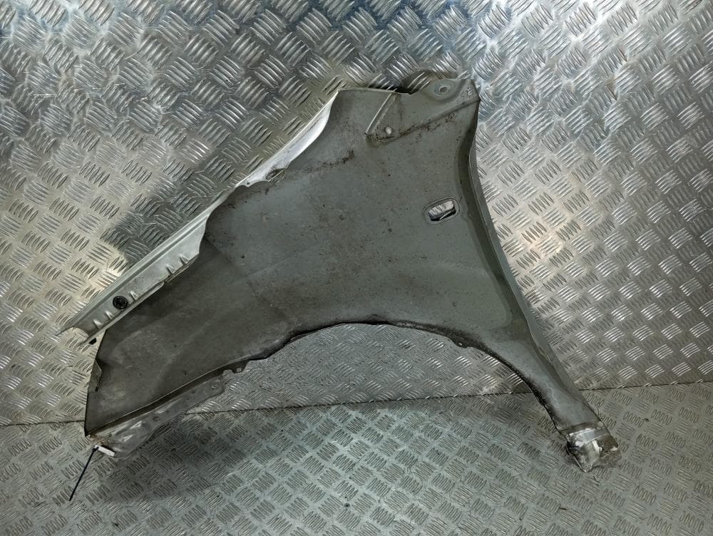 Крыло переднее правое к Toyota Corolla Verso 1 (01-04)