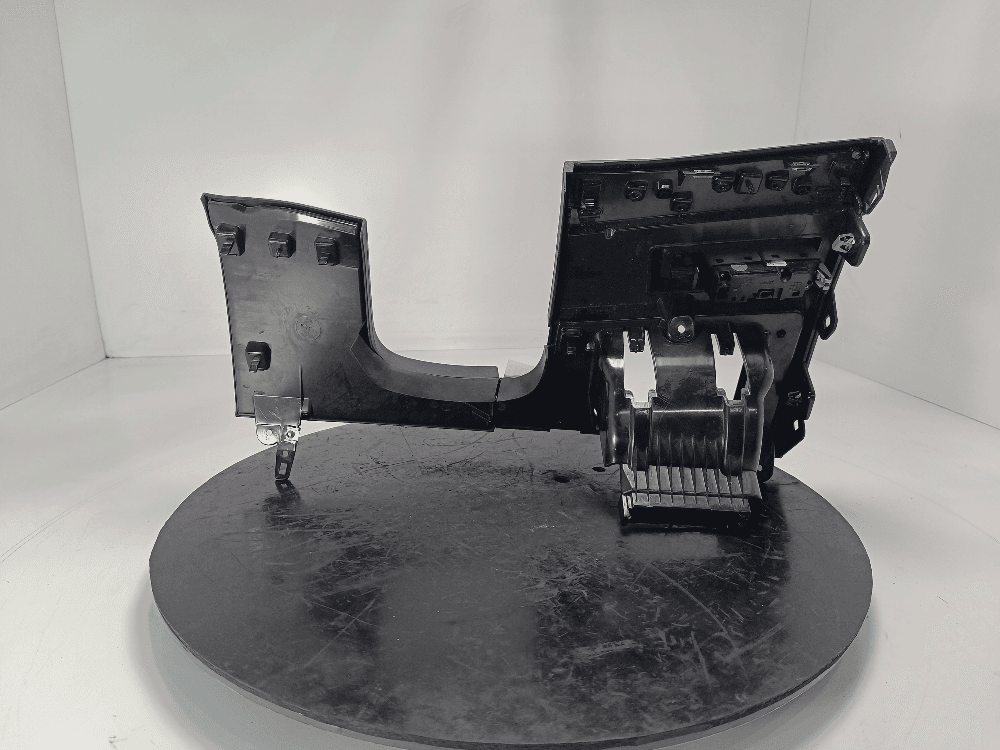 Накладка декоративная на торпедо к Volkswagen Touareg 3 (18-24)