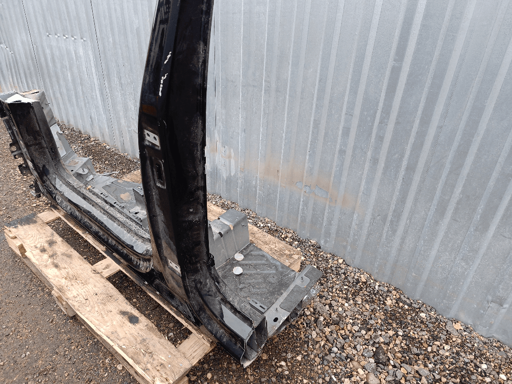 Стойка кузовная центральная левая к Volkswagen Touareg 3 (18-24)